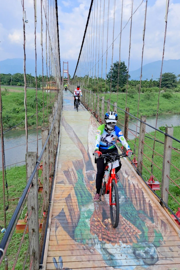 屏東,萬巒,萬巒吊橋,彩繪吊橋,橋樑,山海戀單車