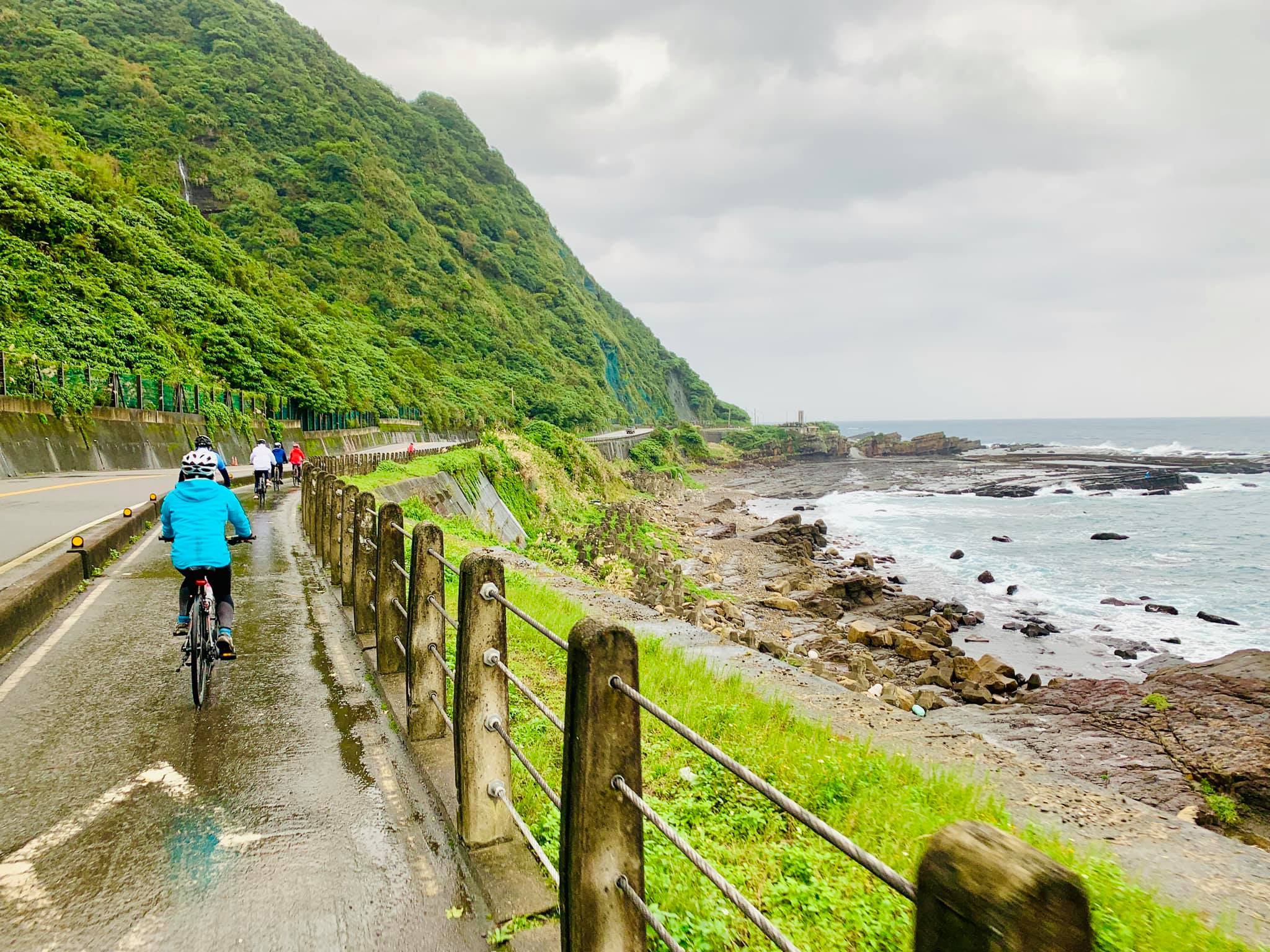 山海戀單車車友騎行海岸自行車道。