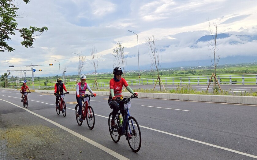 運動與健康,單車騎行,單車旅行,CyclingTaiwan,CyclingAdventure,單車看見台灣,另類單車環島,南北橫山海線,單車環島,單車旅遊,自行車旅遊,海外車友騎台灣,愛騎愛玩愛台灣,biketour,CyclingTaiwan,BicycleTravel,池上車站,大坡池,阿嬤的叮囑,漂鳥197,富里稻草藝術季,東里鐵馬驛站,金剛好事館,靜浦千禧山莊,彎進來無菜單料理