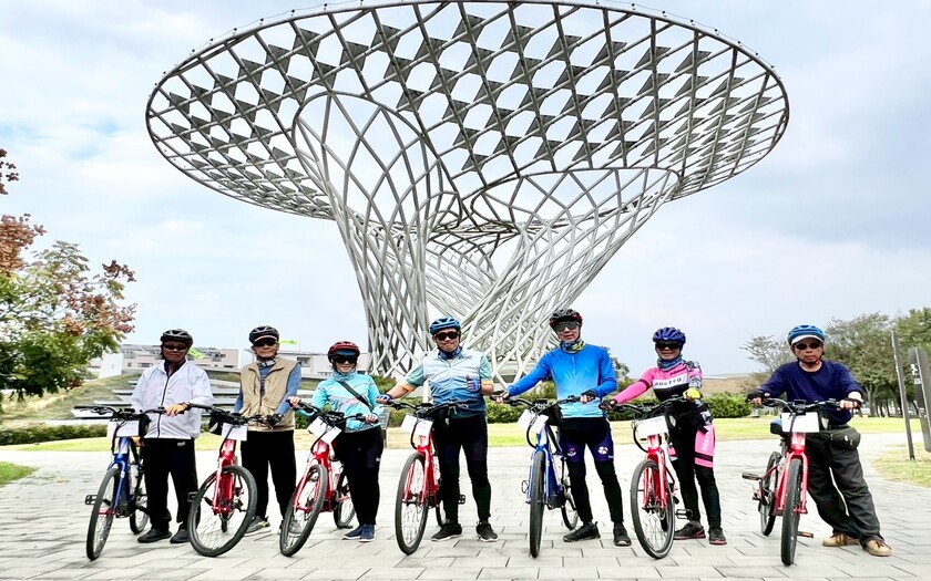 CyclingTaiwan,CyclingAdventure,單車看見台灣,台灣旅遊,單車騎行台灣,海外車友遊台灣,嘉南山海美景美食, 台灣歷史博物館,藍晒圖文創園區,黑橋牌香腸博物館,施家小卷米粉,黃金海岸,興達港情人碼頭,虱目魚丸,牛肉湯,歸仁太陽能樹,嘉南文化騎旅,美食單車之旅