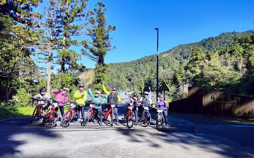 CyclingTaiwan,CyclingAdventure,單車看見台灣,台灣旅遊,單車騎行台灣,海外車友遊台灣,阿里山雙鐵,專案團,阿里山雙鐵,鐵道鐵馬,阿里山森林鐵路,大凍山,小百岳,多林車站,得恩亞納,合掌村,鄒族部落,十字路車站,二萬坪車站,蒸汽火車,二萬坪黑森林,樹抱石,阿里山夕陽