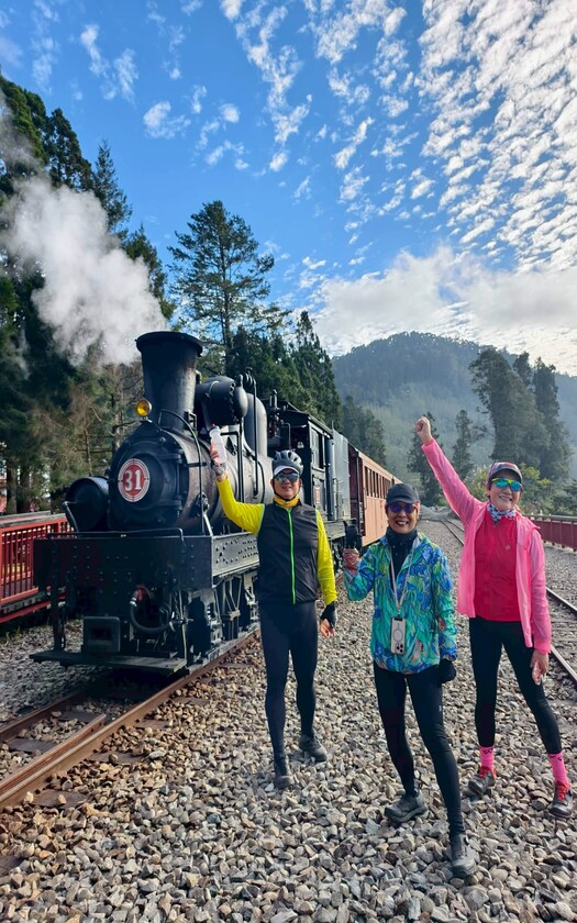 CyclingTaiwan,CyclingAdventure,單車看見台灣,台灣旅遊,單車騎行台灣,海外車友遊台灣,阿里山雙鐵,專案團,阿里山雙鐵,鐵道鐵馬,阿里山森林鐵路,大凍山,小百岳,多林車站,得恩亞納,合掌村,鄒族部落,十字路車站,二萬坪車站,蒸汽火車,二萬坪黑森林,樹抱石,阿里山夕陽