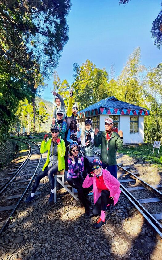CyclingTaiwan,CyclingAdventure,單車看見台灣,台灣旅遊,單車騎行台灣,海外車友遊台灣,阿里山雙鐵,專案團,阿里山雙鐵,鐵道鐵馬,阿里山森林鐵路,大凍山,小百岳,多林車站,得恩亞納,合掌村,鄒族部落,十字路車站,二萬坪車站,蒸汽火車,二萬坪黑森林,樹抱石,阿里山夕陽