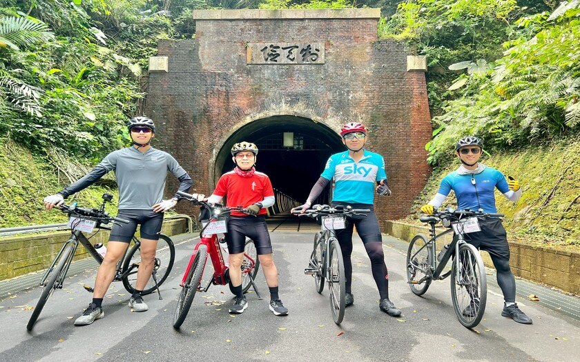 CyclingTaiwan,CyclingAdventure,單車看見台灣,台灣旅遊,海外車友騎台灣,東北角雙塔, 三貂角燈塔,舊草嶺隧道,福隆便當,龍門大橋,貢寮車站,梅竹蹊自行車道