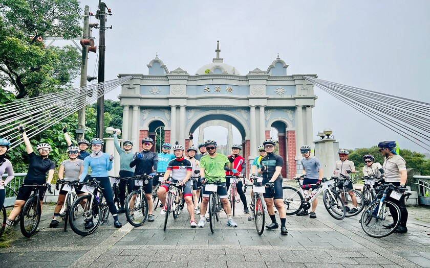 CyclingTaiwan,CyclingAdventure,單車看見台灣,台灣旅遊,biketour,專案團,經典單車環島,Moxa,四零四科技,新月橋,金城武樹,三鶯龍窯橋,中庄調整池,三坑自然生態公園,關西仙草博物館,新埔遊客中心,或者書店,新瓦屋客家文化保存區