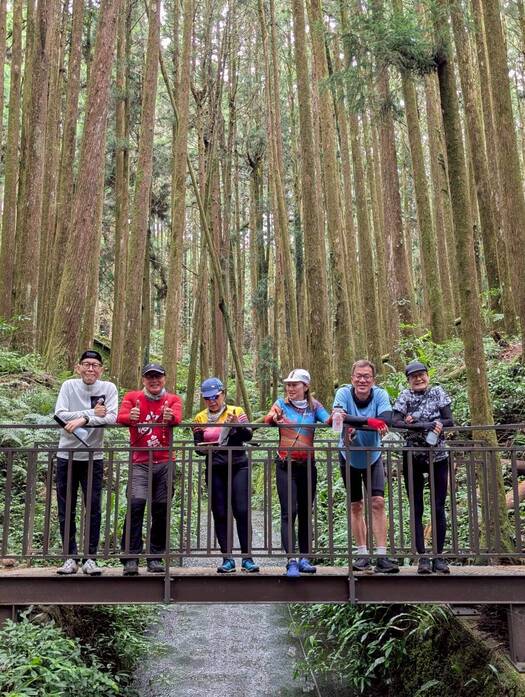 CyclingTaiwan,CyclingAdventure,單車看見台灣,台灣旅遊,biketour,海外車友騎台灣,阿里山新雙鐵,鐵馬鐵道,阿里山林業鐵路,奮起湖,迷糊步道,十字路車站,二萬坪車站,樹抱石,抱石巨木,夫妻神木,阿里山車站,沼平車站,水山神木,水山神木療癒步道,阿里山國家森林遊樂區,紅檜神木,祝山日出,台灣單車旅行,阿里山騎旅