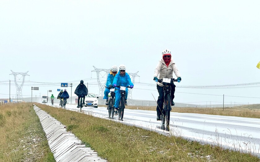 CyclingTaiwan,CyclingAdventure,單車看見台灣,大陸旅遊,biketour,海外車友騎大陸,青海湖高原壯闊藏地人文騎旅,青海湖單車旅行,環湖完騎,剛察縣,魚鳥天堂,海濱藏城,倉央嘉措文化廣場,高原青稞,甘子河,達玉部落,低溫騎行,雨中騎行,高原騎旅,烤全羊慶功宴,藏式祝福,單車旅遊,用單車看見世界