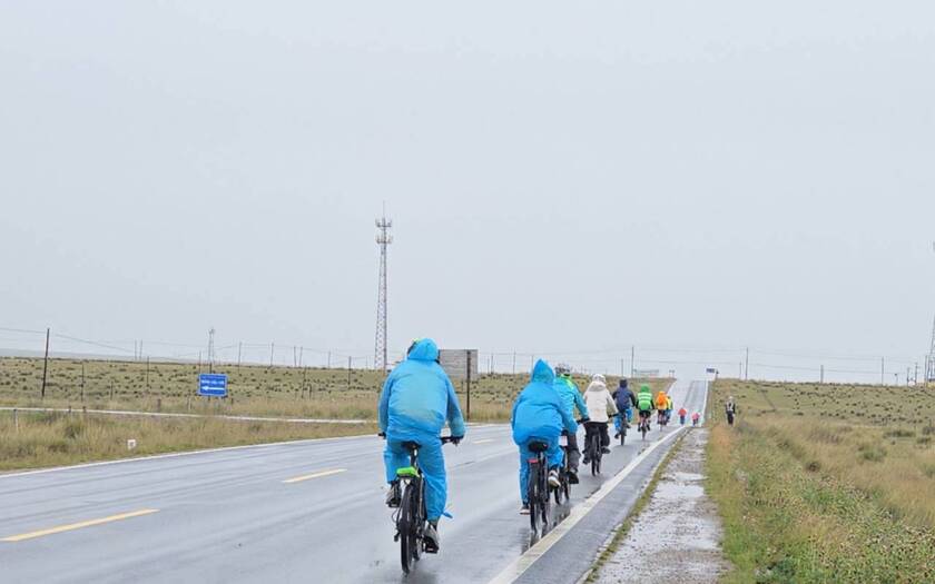 CyclingTaiwan,CyclingAdventure,單車看見台灣,大陸旅遊,biketour,海外車友騎大陸,青海湖高原壯闊藏地人文騎旅,青海湖單車旅行,環湖完騎,剛察縣,魚鳥天堂,海濱藏城,倉央嘉措文化廣場,高原青稞,甘子河,達玉部落,低溫騎行,雨中騎行,高原騎旅,烤全羊慶功宴,藏式祝福,單車旅遊,用單車看見世界