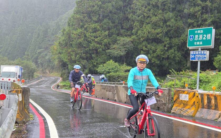 山海戀單車車友在大雨中騎經思源2橋
