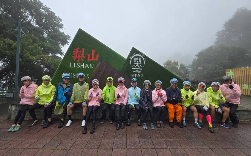 山海戀單車車友第二天最後騎進梨山1956楓之谷秘密花園。