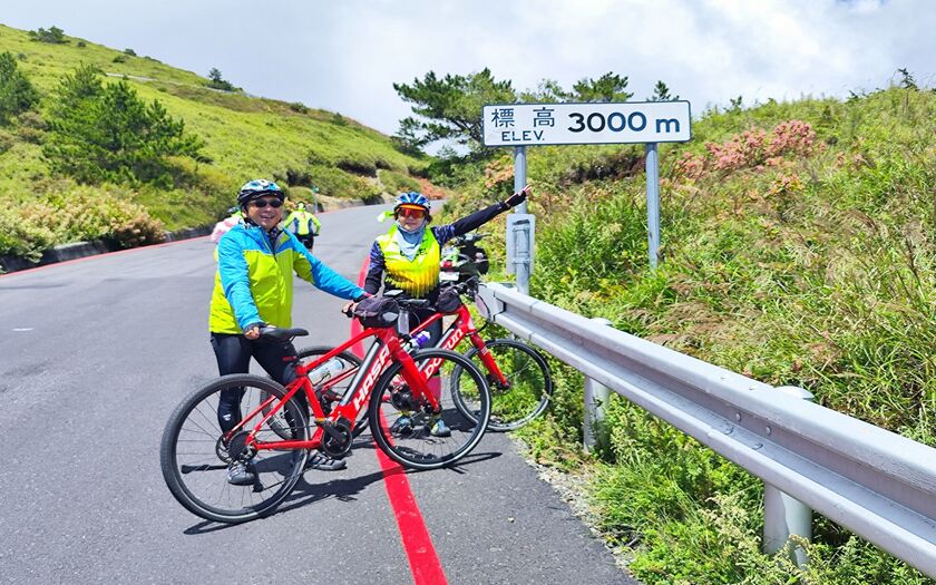 山海戀單車車友在合歡山海拔2000公尺處合影。