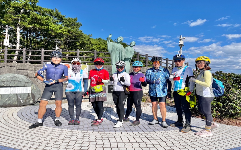 山海戀車友D6騎行日本高知縣安芸郡芸西村琴ケ浜的「お龍・君枝姉妹像」合影。