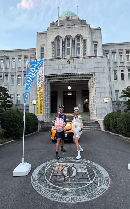 山海戀車友D10日本愛媛縣廳前的「四國一周0 km」紀念碑合影。
