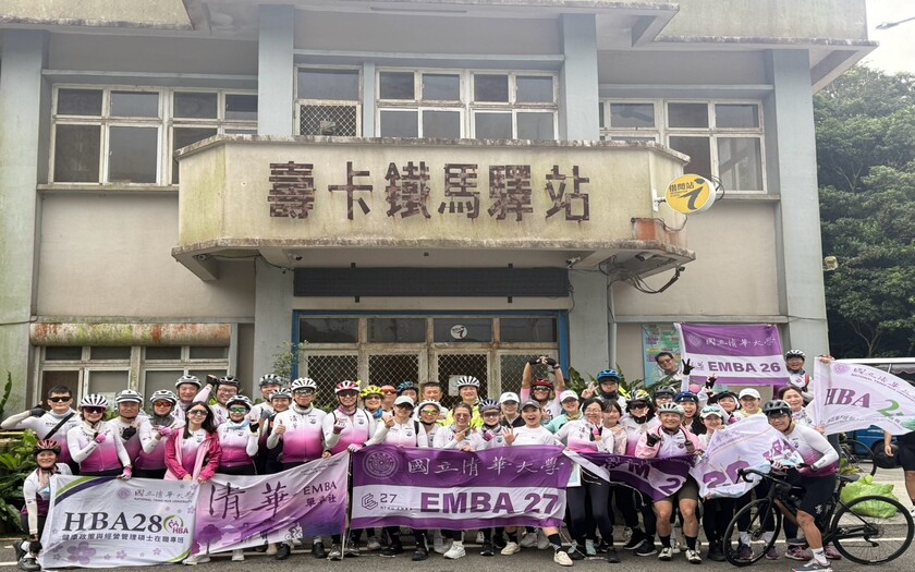 山海戀單車EMBA清大陪騎團成功登上南迴公路最高點的壽卡。